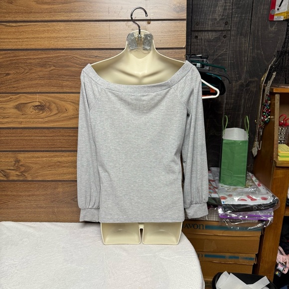 Nine West size medium  Gray Off-Shoulder Top long sleeve - Picture 6 of 8